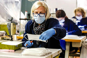 Οι μοδίστρες του Εθνικού Θεάτρου φτιάχνουν ιατρικές μάσκες