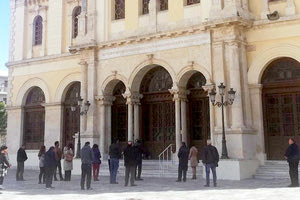 από το προαύλιο του Αγίου Μηνά στο Ηράκλειο, κατά τη διάρκεια της κεκλεισμένων των θυρών Θείας Λειτουργίας.