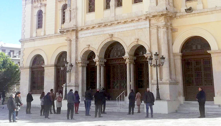 από το προαύλιο του Αγίου Μηνά στο Ηράκλειο, κατά τη διάρκεια της κεκλεισμένων των θυρών Θείας Λειτουργίας.