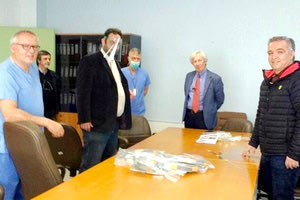Ιατρικός Σύλλογος παρέδωσε στους διοικητές των Νοσοκομείων της πόλης από 300 ασπίδες προσώπου για τους γιατρούς μέλη του
