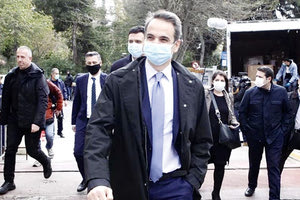 ο Κυριάκος Μητσοτάκης με μάσκα