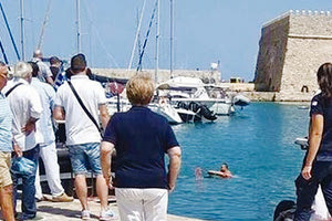 Λιμενικοί βούτηξαν στα νερά του λιμανιού και βοήθησαν πολίτες που κινδύνευαν με πνιγμό