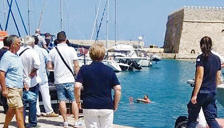 Λιμενικοί βούτηξαν στα νερά του λιμανιού και βοήθησαν πολίτες που κινδύνευαν με πνιγμό