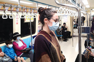 Η 30χρονη Ελίνα Παπαδάκη από το Ηράκλειο ζει και εργάζεται ως δασκάλα θεάτρου στη μακρινή Ταϊβάν, στη χώρα που αντιστέκεται σθεναρά στον Covid 19