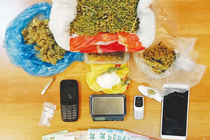 στο σπίτι του 29χρονου όπου βρέθηκαν και κατασχέθηκαν να ναρκωτικά