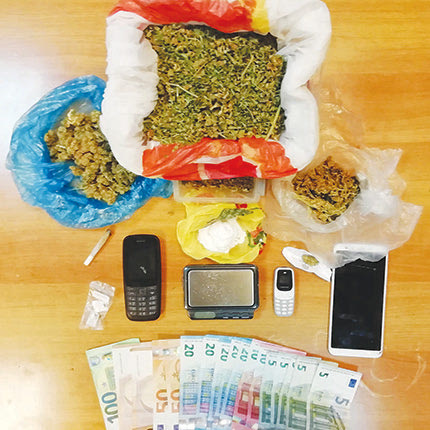στο σπίτι του 29χρονου όπου βρέθηκαν και κατασχέθηκαν να ναρκωτικά