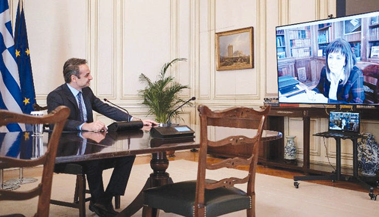 Ο πρωθυπουργός Κυριάκος Μητσοτάκης ενημέρωσε μέσω τηλεδιάσκεψης την Πρόεδρο της Δημοκρατίας Κατερίνα Σακελλαροπούλου