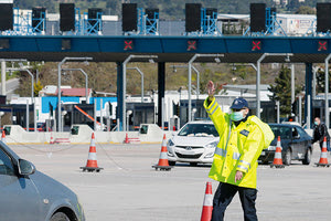έλεγχοι σε δρόμους για τον περιορισμό της πανδημίας του κοροναϊού