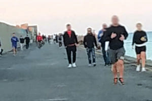 O συνωστισμός και η μαζική παρουσία εκατοντάδων ατόμων την Παρασκευή και το Σάββατο  οδήγησε στο κλείσιμο του βόρειου Λιμενοβραχίονα.