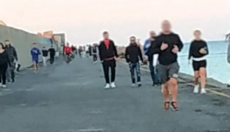 O συνωστισμός και η μαζική παρουσία εκατοντάδων ατόμων την Παρασκευή και το Σάββατο  οδήγησε στο κλείσιμο του βόρειου Λιμενοβραχίονα.