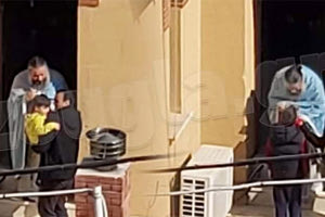 στον Ιερό Ναό του Αγίου Νικόλαου στο Κουκάκι φωτογραφίες εμφανίζουν τον ιερέα της εκκλησίας να προσφέρει τη Θεία Μετάληψη σε πιστούς από την πίσω πόρτα του ναού