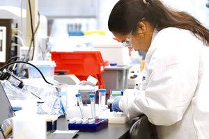 έρευνες σε εργαστήρια για εμβόλιο