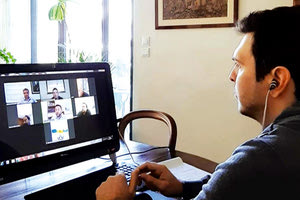 Στο πλαίσιο ενημερωτικής τηλεδιάσκεψης με τον περιφερειάρχη Κρήτης Σταύρο Αρναουάκη, αλλά και τον αρμόδιο Αντιπεριφερειάρχη Υγείας Λάμπρο Βαμβακά συνεχάρη ο επικεφαλής της παράταξης «Κρήτη Μπροστά» Αλέξανδρος Μαρκογιαννάκης