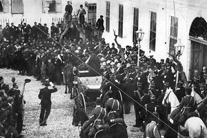 Η φωτογραφία της ημέρας: Ο πρίγκηπας Γεώργιος επευφημείται από πλήθος κόσμου καθώς εξέρχεται από το διοικητήριο Χανίων.