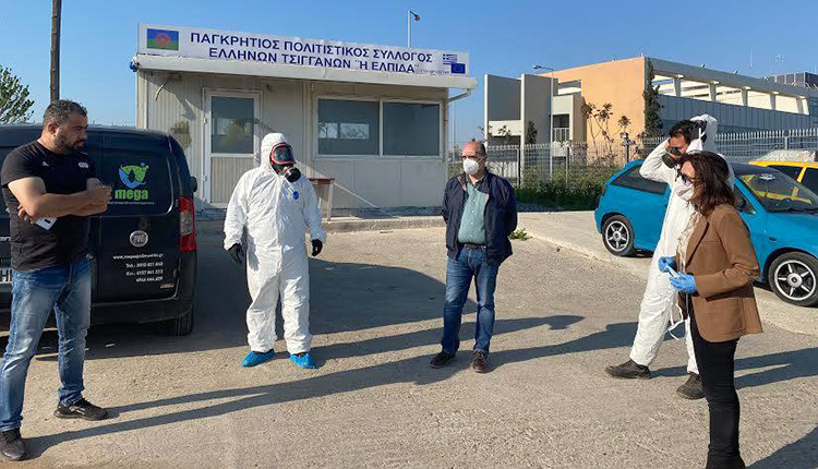 Η αντιδήμαρχος Κοινωνικής Πολιτικής Ρένα Παπαδάκη στον καταυλισμό των Ρομά