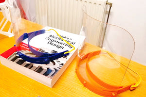 Οι ενήλικοι μαθητές του 4ου Εσπερινού ΕΠΑΛ Ηρακλείου κατασκευάζουν 200 προστατευτικές προσωπίδες, χρησιμοποιώντας τους δικούς τους τρισδιάστατους εκτυπωτές στα σπίτια τους