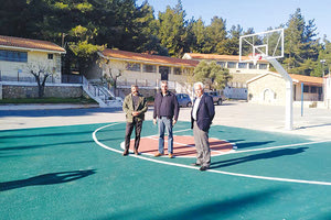 Νέα όψη απέκτησε το ανοικτό γήπεδο μπάσκετ στο προαύλιο του Γυμνασίου Γέργερης, καθώς τοποθετήθηκαν καινούριες μπασκέτες