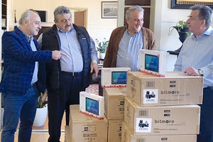 ο περιφερειάρχης Κρήτης, κ. Σταύρος Αρναουτάκης, παρέδωσε  στη Διεύθυνση Δευτεροβάθμιας Εκπαίδευσης Χανίων φορητούς ηλεκτρονικούς υπολογιστές τύπου tablet για την εξυπηρέτηση των αναγκών της τηλεκπαίδευσης.