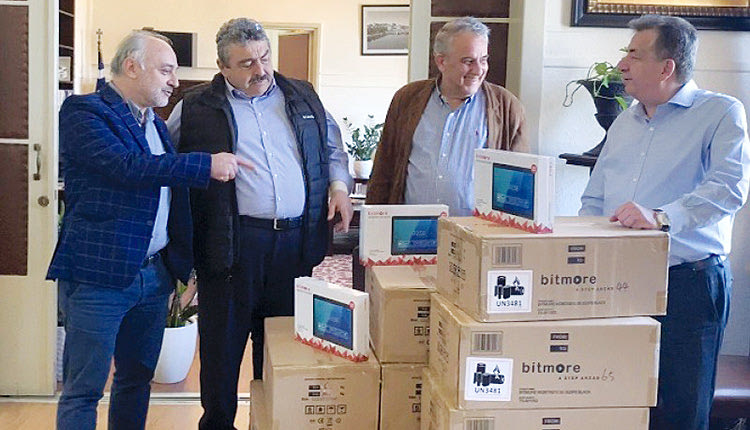 ο περιφερειάρχης Κρήτης, κ. Σταύρος Αρναουτάκης, παρέδωσε  στη Διεύθυνση Δευτεροβάθμιας Εκπαίδευσης Χανίων φορητούς ηλεκτρονικούς υπολογιστές τύπου tablet για την εξυπηρέτηση των αναγκών της τηλεκπαίδευσης.