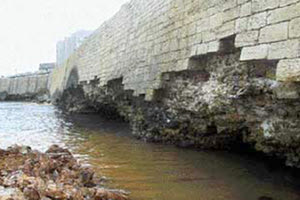 Φωτογραφία αρχείου από το παραλιακό τείχος