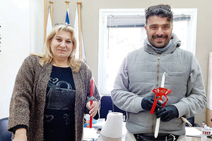 Ο κ. Ακουμιανάκης από τον όμιλο κολύμβησης "Πρωταθλητές" παρέδωσε Πασχαλινές λαμπάδες στην προϊσταμένη της Δημοτικής επιχείρησης κοινωφελούς έργου Ηρακλείου κ. Λεμονή Δώρα.