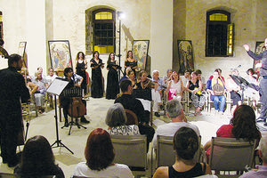 παράσταση «Η μουσική που κάνει τη σιωπή να κλαίει» του Δημήτρη Μαραμή, η οποία είχε ανέβει στον Ναό του Αγίου Πέτρου των Δομινικανών