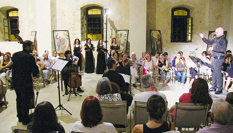 παράσταση «Η μουσική που κάνει τη σιωπή να κλαίει» του Δημήτρη Μαραμή, η οποία είχε ανέβει στον Ναό του Αγίου Πέτρου των Δομινικανών