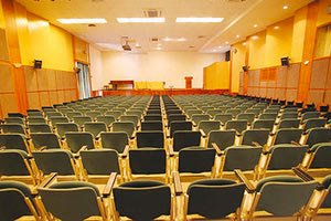 η δημοτική αίθουσα Μ.Καρέλλης του δημοτικού κτηρίου της οδού Ανδρόγεω