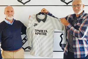 Οι κ.κ. Παπαβασιλάκης και Σηφάκης δείχνουν την φανέλα του ‘87