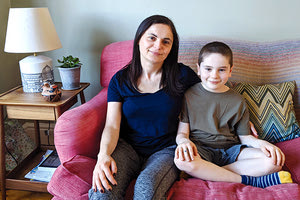 Η Αριστέα Κουκιαδάκη με τον γιο της, Αλέξανδρο. Η ζωή εν μέσω πανδημίας στην Αγγλία