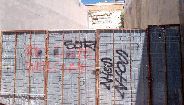 Πρόχειρες μεταλλικές κατασκευές κρύβουν το οχυρωματικό έργο στη Λ. δικαιοσύνης