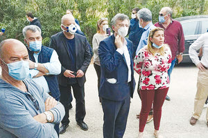 Κλιμάκιο του ΕΟΔΥ με επικεφαλής τον Πρόεδρο του Οργανισμού, Παναγιώτη Αρκουμανέα και τον καθηγητή Σωτήρη σε δομή προσφύγων (ξενοδοχείο) στο Κρανίδι.