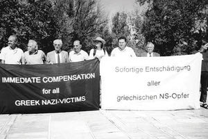 Στην Ακρόπολη τον Ιούνιο του 2004, σε κινητοποίηση του Εθνικού Συμβουλίου Διεκδίκησης των Οφειλών της Γερμανίας προς την Ελλάδα με την ομάδα AK DISTOMO από το Αμβούργο