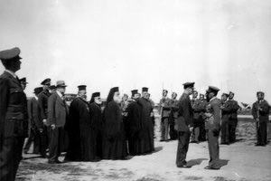 Η φωτογραφία της ημέρας: ΑΙΓΥΠΤΟΣ 1942. Eπίσκεψη του Βασιλέως Γεωργίου ΙΙ σε στρατόπεδο της Βασιλικής Ελληνικής Αεροπορίας