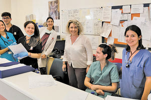 στους εργαζόμενους των νοσοκομείων της Κρήτης η διοικήτρια, Λένα Μπορμπουδάκη