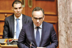 ο υφυπουργός Υγείας Βασίλης Κοντοζαμάνης