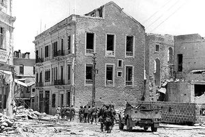 Η φωτογραφία της ημέρας: ΜΑΗΣ 1941. Γερμανοί στρατιώτες μπαίνουν στο βομβαρδισμένο Ηράκλειο.