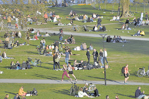 Την ώρα που η Ευρώπη παίρνει αυστηρά περιοριστικά μέτρα κατά της πανδημίας του κοροναϊού, στην Σουηδία στον κόσμο τους