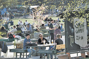 ΤΟ ΠΑΡΑΔΟΞΟ ΤΗΣ ΣΟΥΗΔΙΑΣ: Πληθαίνουν οι νεκροί, γεμίζουν τα πάρκα