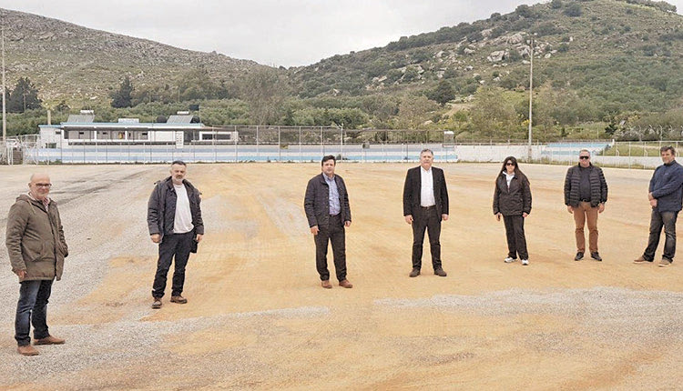 Το γήπεδο Καστελίου που ανακατασκευάζεται με κονδύλια της Π.Ε. Ηρακλείου, επισκέφθηκε ο αντιπεριφερειάρχης, Νίκος Συριγωνάκης.