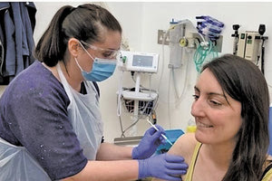 Η Dr. Elisa Granato, ερευνήτρια στο πανεπιστήμιο της Οξφόρδης, ήταν μία από τους δύο πρώτους εθελοντές που έλαβαν για το εμβόλιο θα μείνει στην ιστορία.