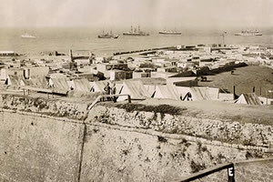 Η φωτογραφία της ημέρας: Στρατόπεδο που είχαν φτιάξει στα τείχη του Ηρακλείου οι Βρετανοί στρατιώτες