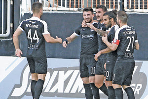 Οι παίκτες του ΟΦΗ πανηγυρίζουν ένα από τα 7 γκολ κόντρα στον Παναιγιάλειο