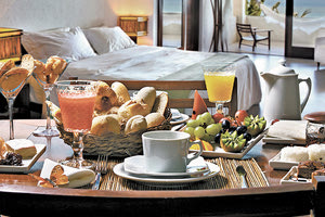 Πρωινό στο δωμάτιο και γεύματα a la carte για τους πελάτες των ξενοδοχείων στην εποχή του κοροναϊού.