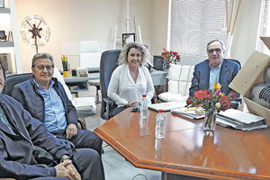 Ο Δ/ντής του Ινστιτούτου Ηλεκτρονικής Δομής & Laser του ΙΤΕ, Καθηγητής Σπύρος Αναστασιάδης και ο ερευνητής κ. Μιχάλης Βελεγράκης, επισκέφθηκαν χθες το πρωί την 7η Υ.ΠΕ Κρήτης παραδίδοντας στη Διοικήτρια Λένα Μπορμπουδάκη, 50 προστατευτικές ασπίδες προσώπου, 3D εκτύπωσης