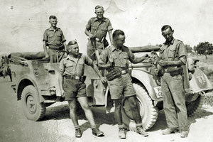 Η φωτογραφία της ημέρας: Κρήτη 1943. Γερμανοί στρατιώτες περιεργάζονται ένα τσαμπί σταφύλι