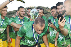 Οι παίκτες του Γιούχτα λούζουν με σαμπάνια τον τερματοφύλακα της ομάδας Δημαράκη.