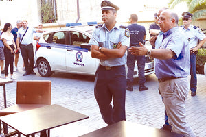 Στην καθαίρεση αυθαίρετων σκιάστρων προχώρησαν χθες συνεργεία της Αποκεντρωμένης Διοίκησης και της Δημοτικής Αστυνομίας,