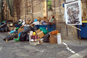 Δεκάδες τόνοι σκουπιδιών στους δρόμους
