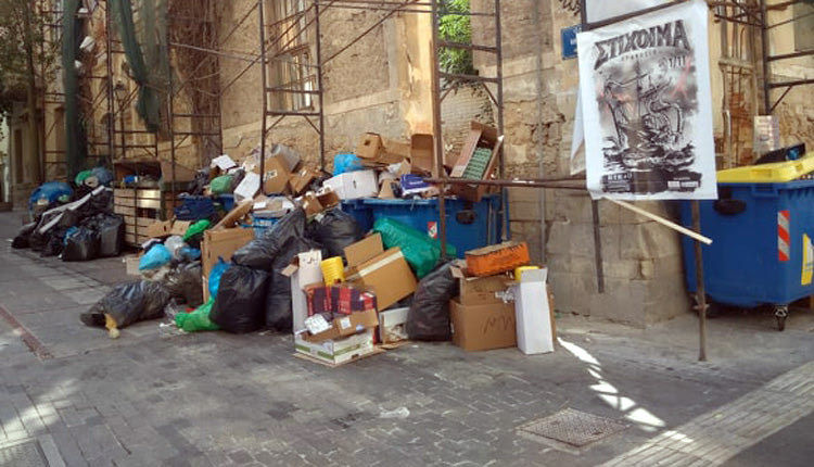 Δεκάδες τόνοι σκουπιδιών στους δρόμους